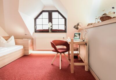 Gemütliches Business-Zimmer mit Schreibtisch und Blick ins Grüne, Hotel, Restaurant, Tagungs-Location, Eventlocation, Auszeit, Waldblick, Pulsnitz, Friedersdorf, Tagen im Grünen, MICE, Feiern, Tagen im Grünen, home away from home, Coworking Space