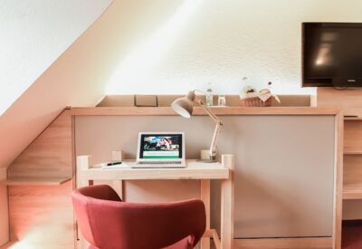 Gemütliches Business-Zimmer mit Schreibtisch und Blick ins Grüne, Hotel, Restaurant, Tagungs-Location, Eventlocation, Auszeit, Waldblick, Pulsnitz, Friedersdorf, Tagen im Grünen, MICE, Feiern, Tagen im Grünen, home away from home, Coworking Space