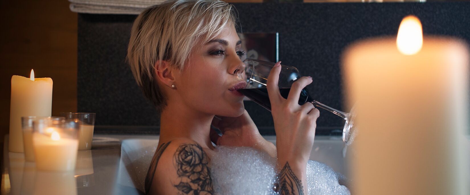 Waldblick-Wellness-Suite - mit Whirlpool, Sauna, Regenwalddusche, Wasserbett, Relaxbereich, Balkon und Panorama-Blick in die weite Natur.