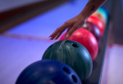 Bowlingbahn im Hotel & Restaurant Waldblick Friedersdorf bei Pulsnitz, Bowling, Teamevent, sportlich aktiv, Gruppen-Event, Gruppenspiel, Bowlen, Bowlingabend, Bowling & Essen, Burger & Bowl, Tagen im Grünen, After-Work-Party, Mice, Tagungslocation, Tagung