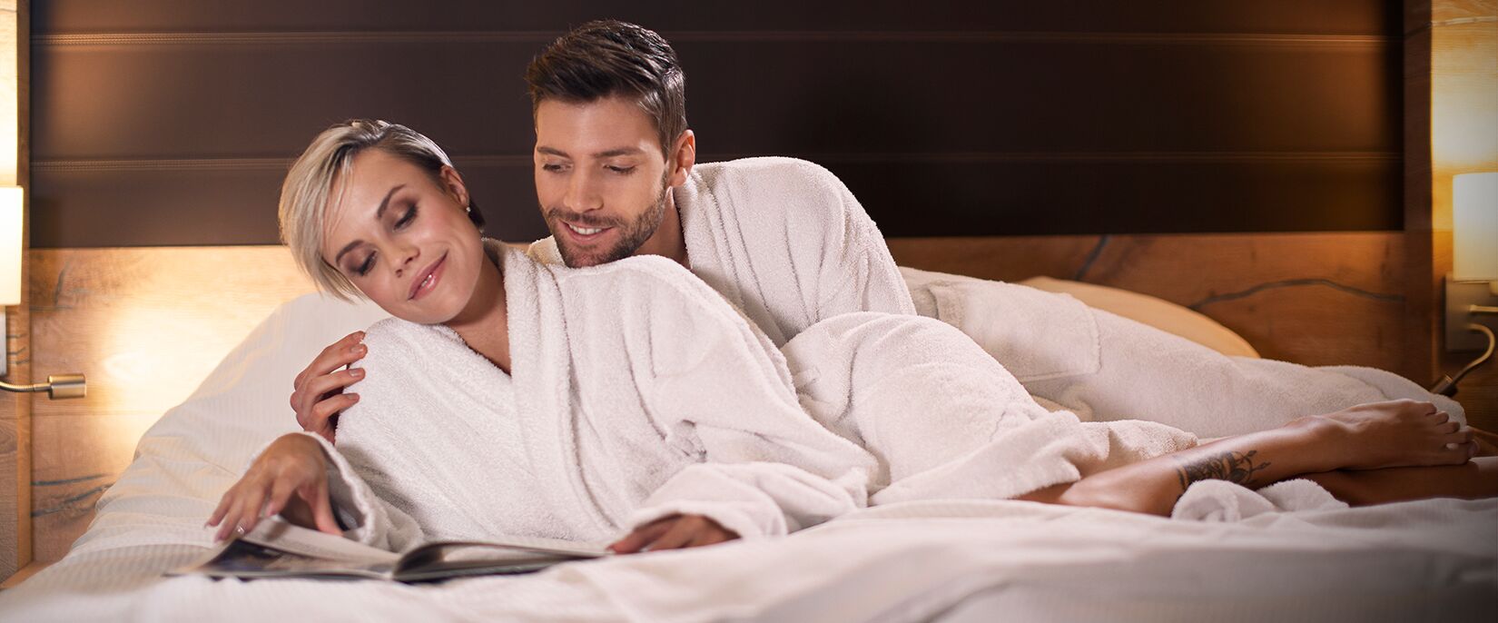Waldblick-Wellness-Suite - mit Whirlpool, Sauna, Regenwalddusche, Wasserbett, Relaxbereich, Balkon und Panorama-Blick in die weite Natur.