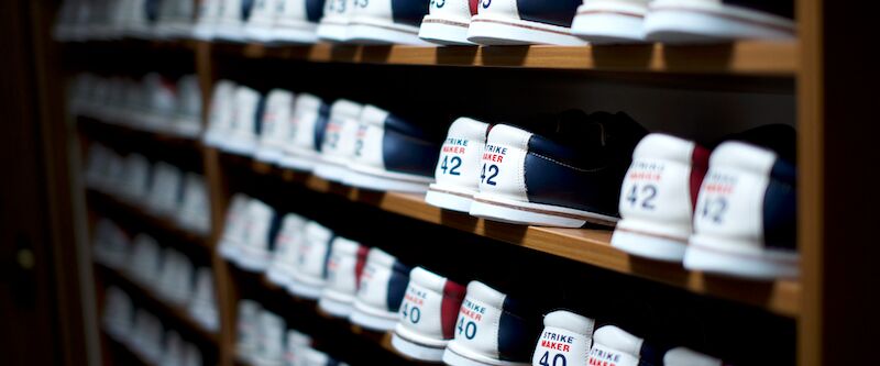 Wir haben ausreichend hochwertige Bowlingschuhe in allen gängigen Größen Bowlingbahn im Hotel & Restaurant Waldblick Friedersdorf bei Pulsnitz, Bowling, Teamevent, sportlich aktiv, Gruppen-Event, Gruppenspiel, Bowlen, Bowlingabend, Bowling & Essen, Burger & Bowl, Tagen im Grünen, After-Work-Party, Mice, Tagungslocation, Tagung